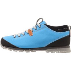 Aku BELLAMONT AIR Półbuty trekkingowe hellblau. Niebieskie buty trekkingowe damskie Aku, bez wzorów, z tworzywa sztucznego, sportowe, outdoorowe. W wyprzedaży za 384,30 zł.