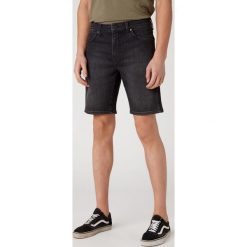 Wrangler Szorty Czarny. Czarne spodenki i szorty męskie Wrangler, bez wzorów, z elastanu. Za 223,95 zł.