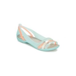 Sandały Crocs ISABELLA HUARACHE 2 FLAT W. Niebieskie klapki damskie Crocs, bez wzorów, bez obcasa. W wyprzedaży za 153,30 zł.