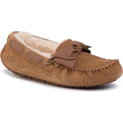 Kapcie UGG - W Dakota 1020031 W/Che. Pomarańczowe klapki damskie Ugg, z aplikacjami, z wełny, bez obcasa. W wyprzedaży za 449,00 zł.