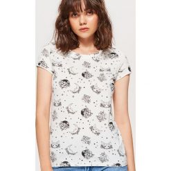 Koszulka z nadrukiem all over - Kremowy. Białe t-shirty damskie marki Cropp, l, z nadrukiem. W wyprzedaży za 14,99 zł.