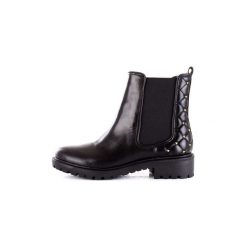 Botki Guess FLHYD4LEA09. Czarne botki damskie marki Guess, bez obcasa, bez zapięcia. Za 425,48 zł.