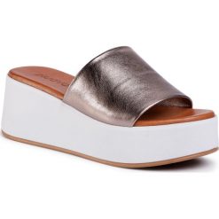 Klapki INUOVO - 602007 Pewter. Żółte klapki damskie Inuovo, bez wzorów, ze skóry, bez obcasa, na koturnie. W wyprzedaży za 209,00 zł.