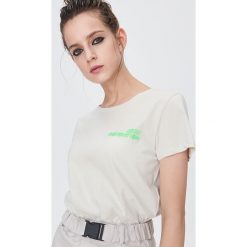 Koszulka z napisem - Kremowy. Białe koszulki damskie Sinsay, s, z napisami, bez kołnierzyka. Za 19,99 zł.