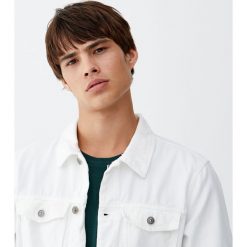 Biała kurtka jeansowa. Białe kurtki męskie Pull&Bear, m, bez wzorów, z jeansu, bez kaptura. Za 82,90 zł.