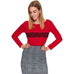 Damski t-shirt z rękawem 3/4 i aplikacją. Czerwone bluzki damskie Top Secret, z nadrukiem, z elastanu, z okrągłym kołnierzem, bez rękawów. W wyprzedaży za 19,99 zł.