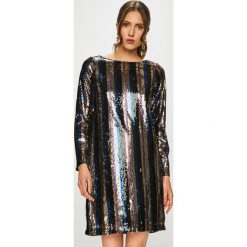 Vero Moda - Sukienka. Czarne sukienki damskie koktajlowe marki Vero Moda, s, z poliesteru, z okrągłym kołnierzem, mini, proste. W wyprzedaży za 159,90 zł.