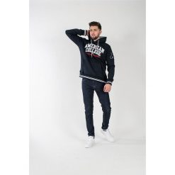 Bluza w kolorze granatowym. Niebieskie bluzy męskie American College, xs, z nadrukiem, z materiału, z kapturem, bez rękawów, bez kaptura. W wyprzedaży za 132,95 zł.