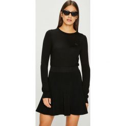 Lacoste - Sweter. Czarne swetry klasyczne damskie Lacoste, z dzianiny, z okrągłym kołnierzem. W wyprzedaży za 439,90 zł.