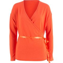 Shirt kopertowy z szerokimi rękawami, z kolekcji Maite Kelly bonprix mandarynkowo-czerwony. Pomarańczowe koszulki damskie marki bonprix, bez wzorów, z satyny, bez kołnierzyka, bez rękawów. Za 34,99 zł.