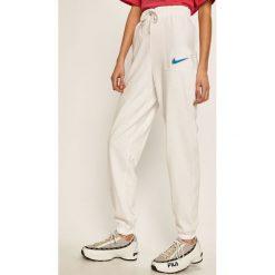 Nike Sportswear - Spodnie. Białe spodnie damskie Nike Sportswear, s, z bawełny. Za 249,90 zł.