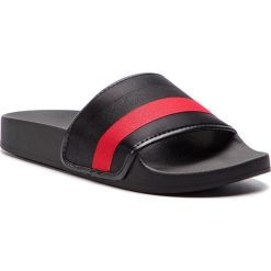 Klapki STEVE MADDEN - Sarafina SM11000407-04004-010 Black Multi. Czerwone klapki damskie Steve Madden, bez wzorów, z tworzywa sztucznego, bez obcasa. W wyprzedaży za 149,00 zł.