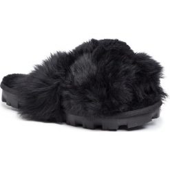 Kapcie UGG - W Fuzzalicious 1108917 Blk. Czarne klapki damskie Ugg, ze skóry. Za 429,00 zł.