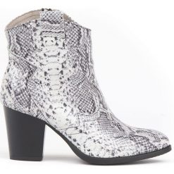 Botki kowbojki na obcasie - skóra naturalna - model 471 - kolor biały wąż. Białe botki damskie Zapato, ze skóry, bez obcasa, na obcasie, bez zapięcia. W wyprzedaży za 279,30 zł.