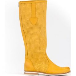 Kozaki dziurkowane z suwakiem - skóra naturalna - model 126 - kolor żółty. Żółte kozaki damskie Zapato, ze skóry, bez obcasa, bez zapięcia. W wyprzedaży za 391,20 zł.