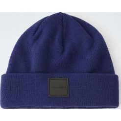 Dzianinowa czapka z gumową naszywką. Czarne czapki męskie Pull&Bear, z aplikacjami, z dzianiny. Za 59,90 zł.