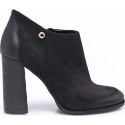 Carinii - Botki. Czarne buty zimowe damskie marki Carinii, z materiału, z okrągłym noskiem, na obcasie. W wyprzedaży za 179,90 zł.