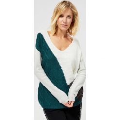 Sweter o wyraźnym splocie. Zielone swetry damskie Moodo, xl, bez wzorów, ze splotem, klasyczne, z długim rękawem, długie, bez kaptura. Za 59,99 zł.