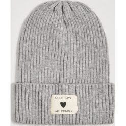 Czapka beanie z naszywką - Jasny szar. Czapki damskie Sinsay, z aplikacjami. Za 19,99 zł.