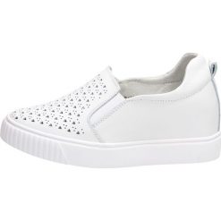 Białe sneakersy damskie FILIPPO DP1398 SKÓRA. Białe półbuty damskie FILIPPO, bez wzorów, ze skóry, klasyczne, na wysokim obcasie, na koturnie, bez zapięcia. W wyprzedaży za 169,00 zł.