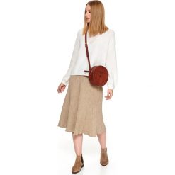 Sweter z włosem. Białe swetry damskie Top Secret, na zimę, bez wzorów, klasyczne, bez rękawów, bez kaptura. W wyprzedaży za 59,99 zł.