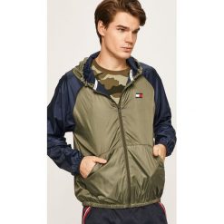 Tommy Sport - Kurtka. Niebieskie płaszcze męskie Tommy Sport, s, bez wzorów, z poliesteru, sportowe, krótkie, z kapturem. W wyprzedaży za 299,90 zł.