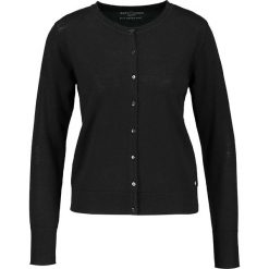 Kardigan w kolorze czarnym. Czarne kardigany damskie Gerry Weber, bez wzorów, z wełny, bez rękawów, bez kaptura. W wyprzedaży za 114,95 zł.