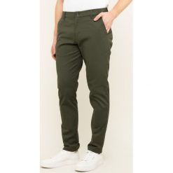 Spodnie materiałowe Calvin Klein Jeans Chino J30J314242. Zielone jeansy męskie Calvin Klein Jeans, m, bez wzorów. W wyprzedaży za 249,00 zł.