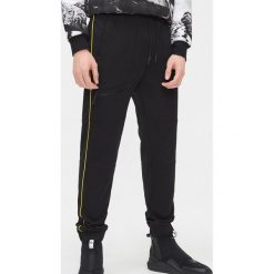 Joggery z lampasami - Czarny. Czarne spodnie męskie Cropp, s. Za 119,99 zł.