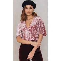 NA-KD Party Aksamitny kopertowy top - Pink. Różowe topy damskie NA-KD Party, bez wzorów, z elastanu, bez kołnierzyka. W wyprzedaży za 36,58 zł.