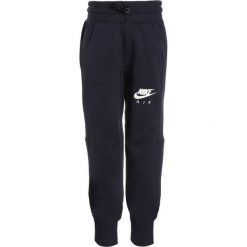 Nike Performance AIR CUFF Spodnie treningowe obsidian/obsidian/white. Niebieskie spodnie chłopięce marki Nike Performance, z bawełny. W wyprzedaży za 149,25 zł.