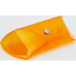 Neonowe etui na okulary -. Etui damskie Sinsay. W wyprzedaży za 4,99 zł.