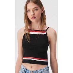 Top z dekoltem halter - Czarny. Czarne topy damskie Sinsay, s, bez wzorów, bez kołnierzyka. Za 14,99 zł.