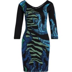 Sukienka codzienna Just Cavalli S02CT0934. Czarne sukienki damskie Just Cavalli, na co dzień, s, bez wzorów, z elastanu, bez kołnierzyka, bez rękawów, proste. W wyprzedaży za 789,00 zł.