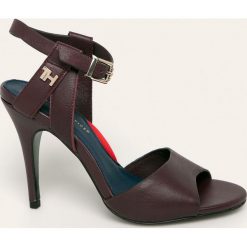 Tommy Hilfiger - Sandały skórzane. Czarne sandały damskie TOMMY HILFIGER, bez wzorów, ze skóry, bez obcasa, na obcasie, na klamry. W wyprzedaży za 429,90 zł.