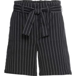 Szorty w paski bonprix czarno-biały w paski. Spodnie damskie bonprix. Za 79,99 zł.