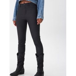 Spodnie high waist skinny - Czarny. Czarne spodnie damskie House, s, bez wzorów, z podwyższonym stanem. Za 89,99 zł.