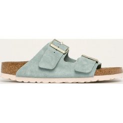 Birkenstock - Klapki skórzane Arizona. Niebieskie klapki damskie Birkenstock, bez wzorów, ze skóry, bez obcasa, na obcasie. Za 349,90 zł.
