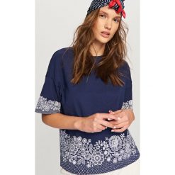 T-shirt z kwiatowym motywem - Granatowy. Niebieskie t-shirty damskie Reserved, l. Za 59,99 zł.