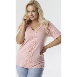 Jasnoróżowa Bluzka Celaphonos. Różowe bluzki damskie Born2be, xl, w koronkowe wzory, z dzianiny, bez kołnierzyka, z krótkim rękawem. Za 49,99 zł.