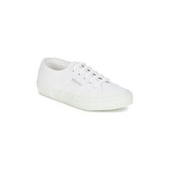 Buty Superga 2750 CLASSIC. Białe trampki i tenisówki damskie Superga, bez wzorów, bez zapięcia. Za 201,80 zł.