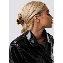 NA-KD Accessories Spinka do włosów Resin Look - Brown. Brązowe ozdoby do włosów marki NA-KD Accessories. Za 32,00 zł.