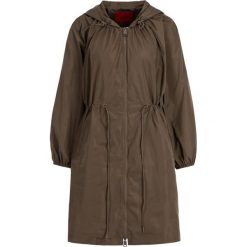 Parka MAX&Co. 60245019. Pomarańczowe kurtki damskie MAX&Co., bez wzorów, z poliesteru, bez kaptura. W wyprzedaży za 509,00 zł.
