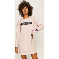 Puma - Sukienka. Różowe sukienki damskie Puma, na co dzień, s, z aplikacjami, z elastanu, casualowe, z okrągłym kołnierzem, z długim rękawem, długie, mini, proste. Za 219,90 zł.