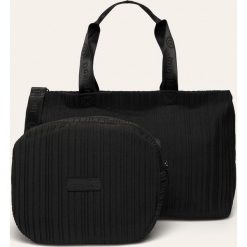 Desigual Sport - Torba. Czarne torebki damskie sportowe Desigual Sport, w paski, z poliesteru, sportowe, na ramię, bez dodatków. Za 349,90 zł.