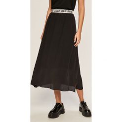 Calvin Klein Jeans - Spódnica. Różowe spódniczki damskie Calvin Klein Jeans, s, bez wzorów, z poliesteru, midi, rozkloszowane. W wyprzedaży za 279,90 zł.