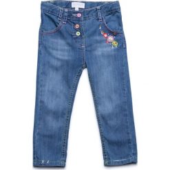 SPODNIE DŁUGIE DLA DZIEWCZYNKI WE WZORY. Niebieskie spodnie dziewczęce HAPPY KIDS, z aplikacjami, z jeansu, klasyczne, długie. W wyprzedaży za 14,99 zł.