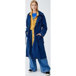 Trencz z denimu. Niebieskie kurtki damskie Pull&Bear, bez wzorów, z denimu. Za 299,00 zł.