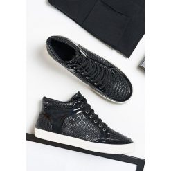 Czarne Trampki Smaug. Czarne buty sportowe męskie Born2be, bez zapięcia. W wyprzedaży za 24,99 zł.