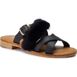 Klapki EMU AUSTRALIA - Gwydir W11974 Black. Czarne klapki damskie EMU Australia, bez wzorów, ze skóry, bez obcasa, na obcasie. W wyprzedaży za 339,00 zł.
